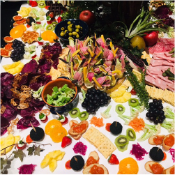 色とりどりの料理やフルーツや野菜がテーブルに並んでいる画像