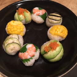 丸い形の寿司の画像